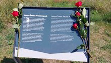 Blumen geschmückte Gedenktafel