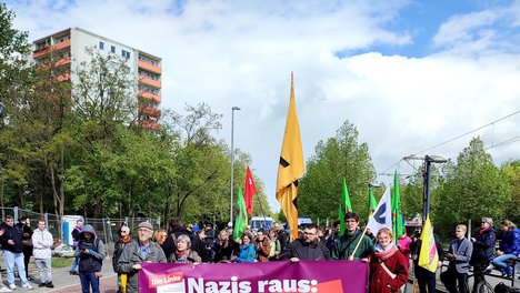 Bild von der Demonstration mit linkem Transparent, Aufschrift: Nazis raus aus den Köpfen 